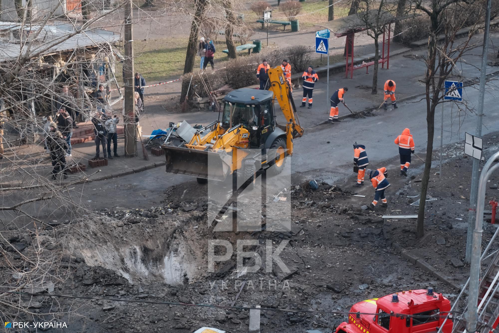Unexploded shell, blown-out windows, deep cavity: Consequences of Russian attack on Kyiv in photos